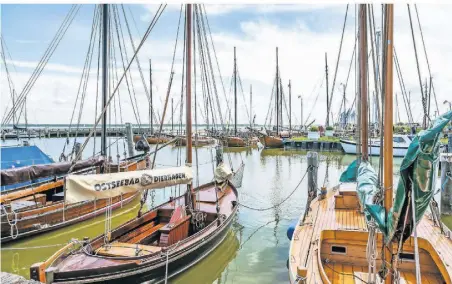  ?? ?? Zeesboote liegen in der Marina in Dierhagen. Sie machen die besondere Atmosphäre des kleinen Hafens aus.