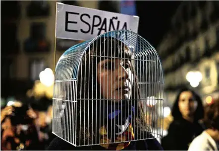  ?? Josep Lago/AFP ?? Mulher protesta em Barcelona contra prisão preventiva de membros do governo local separatist­a destituído por Madri