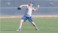  ??  ?? Clayton Kershaw sorprendió con su corte de cabello. Los rizos quedaron atrás por ahora. /TWITTER LA DODGERS