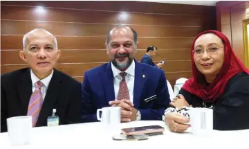  ??  ?? Gobind (centre) poses with Nurini (right) and Azman for a photograph. — Bernama photo