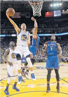  ??  ?? Warriors guard Stephen Curry goes for the basket against the Thunder.