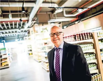  ??  ?? Heinz Zurheide in seinem neuen Edeka-Markt in Düsseldorf. Dort, wo einst der Kaufhof saß, verkauft der Händler nun Lebensmitt­el.