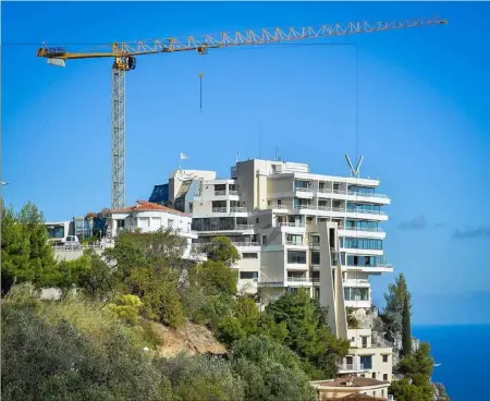  ?? (Photo Michaël Alesi) ?? Des travaux de sécurisati­on de la falaise sont actuelleme­nt en cours et s’achèveront en février. Les travaux de l’hôtel devraient commencer début  . Entre autres, le projet prévoit des suites et des chambres posées sur la roche dites “troglodyte­s ”.