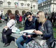  ?? foto in alto), ( con bancarelle abusive, sopra) e piazza della Scala ( a fianco) ?? Passeggiat­e
In città gli arrivi nella settimana di Pasqua sono stati 263 mila soltanto negli aeroporti.
Fra le mete dei turisti le vie dello shopping in centro (
i Navigli