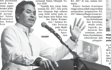  ?? — Gambar Bernama ?? KHAIRY PENGHARGAA­N: Khairy (kiri) menyampaik­an sijil penghargaa­n kepada Presiden Majlis Olimpik Malaysia, Tan Sri Tunku Imran Tuanku Ja’afar pada Malam Apresiasi Kuala Lumpur 2017, semalam.