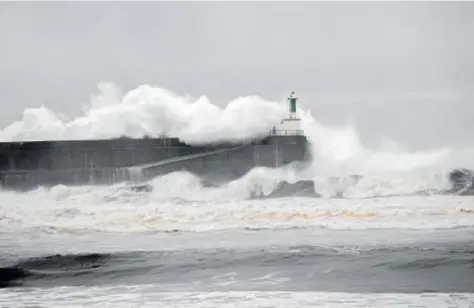  ?? // EFE ?? El fuerte oleaje que azotaba ayer el litoral en San Esteban de Pravia (Asturias)