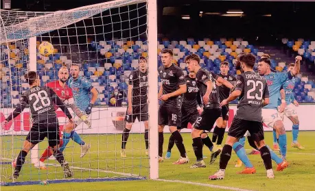  ?? ALFATER ?? Il gol vittoria Andrea Petagna, in mezzo a un nugolo di avversari, infila il gol del 3-2 che ha dato la vittoria al Napoli contro l’Empoli