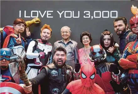  ?? PIC BY SYARAFIQ ABD SAMAD ?? Prime Minister Tun Dr Mahathir Mohamad and his wife, Tun Dr Siti Hasmah Mohd Ali, posing with cosplayers in Marvel superhero costumes after launching the ‘Marvel Studios: Ten Years of Heroes Exhibition’ at Pavilion shopping complex in Kuala Lumpur yesterday.