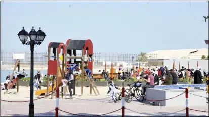  ?? Photo by Mohammad Morsi ?? Families enjoying over the weekend during the pleasant weather in Salmiya garden opposite the sea.