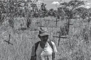  ?? BEN C. SOLOMON/THE NEW YORK TIMES ?? Amadeo García García in July visits the grave of his brother near Intuto, Peru. The Taushiro tribe vanished into the jungles of the Amazon basin in Peru generation­s ago, and Amadeo is now the last native speaker of their language.