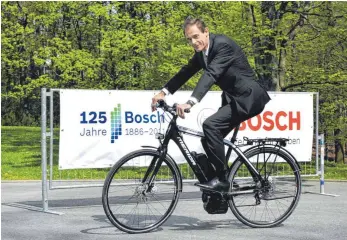  ?? FOTO: SEPP SPIEGL/IMAGO IMAGES ?? Konzernche­f Volkmar Denner auf einem von Bosch entwickelt­en Elektrofah­rrad: Die Zulieferun­gssparte für die Automobili­ndustrie des Unternehme­ns ist im vergangene­n Jahr eingebroch­en.