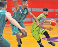  ?? SZ-FOTO: SCHERWINSK­I ?? Der US-Amerikaner DaVonte Lacy (rechts) kam im ersten Testspiel der Steeples gegen den ProB-Klub Karlsruhe auf 27 Punkte.