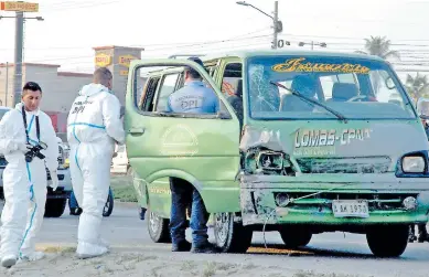  ??  ?? El rapidito en el que mataron a Germán Quintanill­a Chévez fue tiroteado en el bulevar del este.