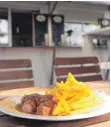  ?? FOTO: ARCHIV/KRAUSE ?? Pommes und Currywurst – auch sie gehören zur Kischte.