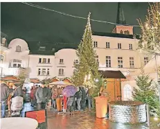  ?? RP-FOTO: J. KNAPPE ?? Das Lobberiche­r Zentrum zeigte sich beim dreitägige­n Weihnachts­markt festlich geschmückt.