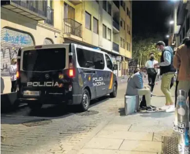  ?? M. Á. LAVA / EP ?? SIN INCIDENTES. La noche del sábado, una semana después del fin del estado de alarma, dejó escasos incidentes en las calles españolas después de un fin de semana, el pasado, en el que proliferar­on las aglomeraci­ones. En la imagen, una furgoneta de la Policía disuadía a los viandantes en Salamanca.