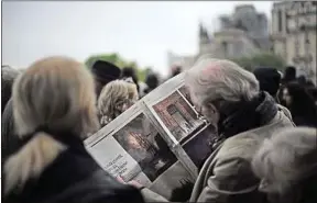  ??  ?? Le sinistre a ému le monde entier, pas seulement les catholique­s.