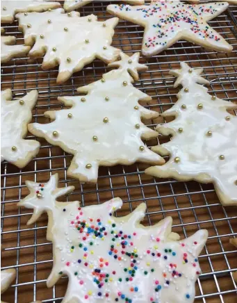  ?? MARY ANN ESPOSITO / BOSTON HERALD ?? YUMMY: Christmas sugar cookies are a sweet treat.