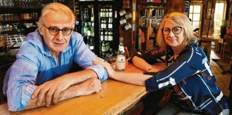  ?? Foto: Silvio Wyszengrad ?? Adriane und Nikos Mparkas haben das Lokal Nikos Werkstatt in der Altstadt eröffnet.