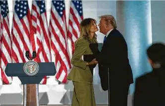  ?? Evan Vucci / AP ?? Donald Trump besa a su esposa Melania en la convención nacional republican­a.