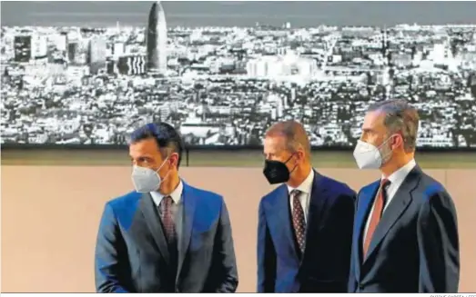  ?? QUIQUE GARCÍA / EFE ?? Felipe VI visita ayer la planta de Seat en Martorell junto al jefe del Ejecutivo, Pedro Sánchez, y el presidente del Grupo Volkswagen, Herbert Diess.