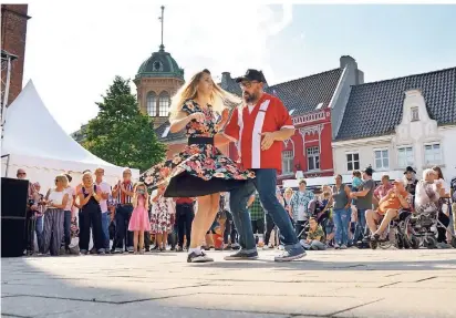  ?? RP-FOTOS:
OLAF OSTERMANN ?? Am Nachmittag wirbelten Frauen und Männer zu Rock’n’Roll über den Marktplatz.