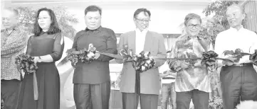  ??  ?? Abang Johari (third right) leads the ribbon-cutting ceremony. Seen with him (from right) are Tiong, Dr Annuar and Huang.