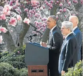  ?? JONATHAN ERNST / REUTERS ?? Obama compareció con Garland y Biden entre cerezos que ya florecen