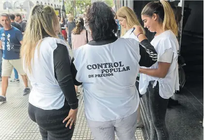  ?? ?? Listados. Militantes piqueteros se concentran en las puertas de un supermerca­do en Once.