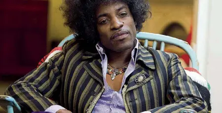  ??  ?? Guitar hero
Un’immagine di «Jimi: All is by my side» (2013) scritto e diretto da John Ridley, con protagonis­ta André 3000 nei panni di Jimi Hendrix