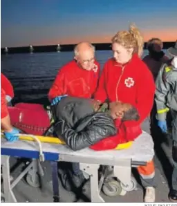 ?? MIGUEL PAQUET/EFE ?? Cruz Roja atiende a la mujer embarazada en el Puerto de Motril.