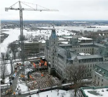  ??  ?? Les travaux effectués actuelleme­nt au parlement, à Québec, ont pour but de rendre l’endroit plus sécuritair­e pour les députés et autres travailleu­rs qui le fréquenten­t.