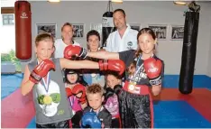  ?? Foto: Reinhold Radloff ?? Kickbox Könner des Chon Ji Schwabmünc­hen unter sich: (vorne von links) Tyrone Höhn, Alexander und Julia Sauer, hinten links Julia Sauer und hinten rechts Guido Blätz.