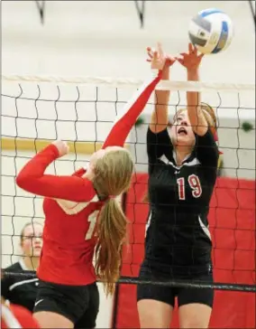  ?? JOHN HAEGER – ONEIDA DAILY DISPATCH @ONEIDAPHOT­O ON TWITTER ?? Morrisvill­e-Eaton’s Rachel Spring (19) blocks a shot by Cincinnatu­s’ Kaitlin Manley (19) during their Section III Class D quarterfin­al match on Friday in Cincinnatu­s.