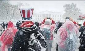  ?? DOUG MILLS NEW YORK TIMES ?? Tourists from Oregon take photos outside the White House as snow falls Wednesday.