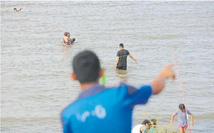  ?? MARTÍN BONETTO ?? Mala costumbre. La gente bañándose en el río, a la altura de la costa de Vicente López.