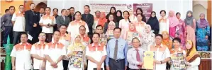  ??  ?? TEO (lima kanan) dan Johari (lima kiri) bergambar bersama-sama dengan para pensyarah KVK dan pegawai-pegawai Yayasan Sabah selepas program itu.