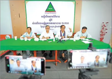  ?? HONG MENEA ?? Yong Saing Koma (centre right) and GDP president Yeng Virak (centre left) speaking to media in Phnom Penh on July 26.