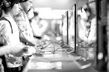  ?? — AFP photo ?? A visitor plays video games at the Tokyo Game Show on September 21. Prices in Japan edged up modestly in August, according to government data yesterday, as the world’s third-largest economy continues its years-long battle with deflation.