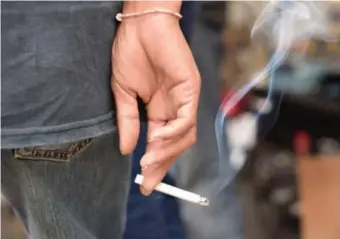  ?? FOTO SHUTTERSTO­CK ?? Het aantal jongeren tussen twaalf en achttien jaar dat rookt of alcohol gebruikt, gaat opnieuw omhoog.
