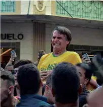  ??  ?? Raysa Leite - 6.set.2018 - Folhapress Bolsonaro no momento em que é esfaqueado, durante ato de campanha