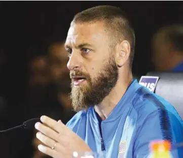  ?? (Reuters) ?? Boca Juniors’ new signing Daniele De Rossi speak during the press conference in Buenos Aires, Argentina.