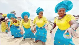  ??  ?? En Oporoza, Nigeria, una procesión de danzantes participa en el festival de la etnia ijaw, la cuarta más grande de ese país ■ Foto Afp