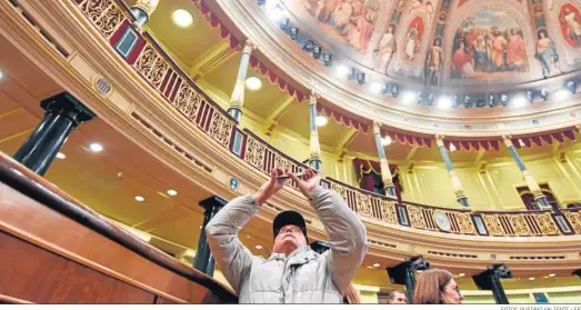  ?? FOTOS: GUSTAVO VALIENTE / EP ?? Un hombre fotografía el techo del hemiciclo del Congreso de los Diputados durante la jornada de puertas abiertas.