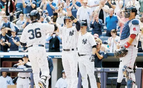  ??  ?? Carlos Beltrán (36) es recibido por Jacoby Ellsbury luego de pegar su segundo cuadrangul­ar de 2014.