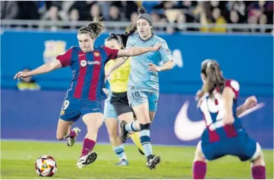  ?? Jordi Cotrina ?? Mariona conduce el balón durante el partido de vuelta de las semifinale­s de la Copa de la Reina, ayer.