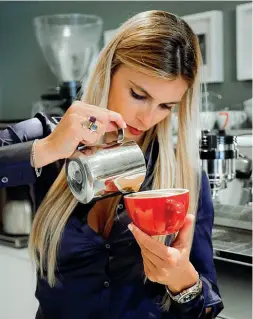  ??  ?? Campioness­a Chiara Bergonzi, esperta di Latte Art (decorazion­i con la schiuma di latte) tra gli ospiti del primo Milan Coffee Festival al via da oggi
