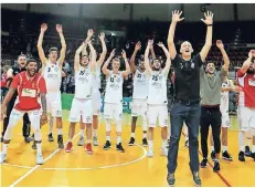  ?? FOTO: UWE MISERIUS ?? Die Basketball­er der Giants ließen sich nach dem Sieg gegen Gießen in der Ostermann-Arena ausgiebig feiern.