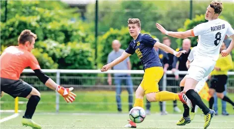  ?? RP-FOTO: FALK JANNING ?? Jamie van de Loo (in der Mitte) sammelte bereits Erfahrung bei den Senioren. Hier trifft er für die Oberliga-Mannschaft im Spiel gegen den Rather SV.