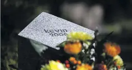 ?? dpa-BILD: Schuldt ?? Nicht vergessen: Der Grabstein des vor 15 Jahren verstorben­en Kevin steht auf dem Waller Friedhof.